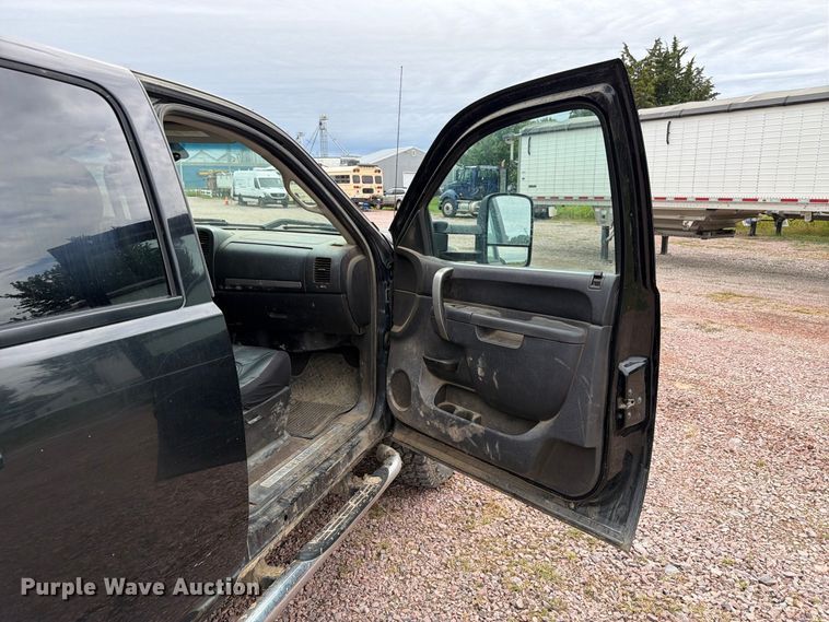 image for item FP3096 2013 Chevrolet Silverado 2500HD Crew Cab pickup truck