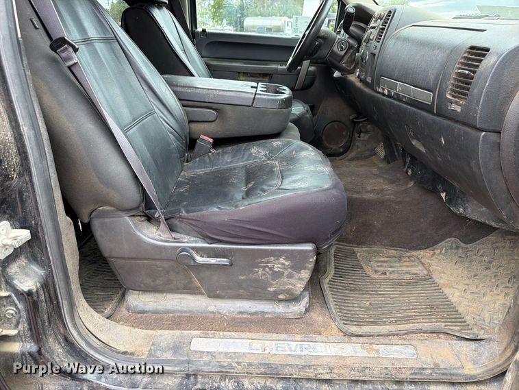 image for item FP3096 2013 Chevrolet Silverado 2500HD Crew Cab pickup truck