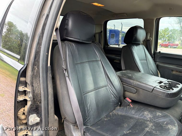 image for item FP3096 2013 Chevrolet Silverado 2500HD Crew Cab pickup truck