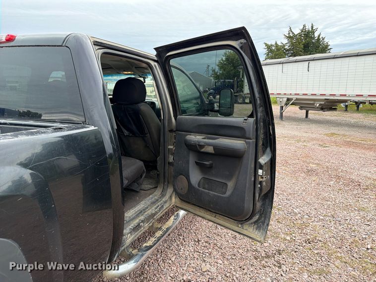 image for item FP3096 2013 Chevrolet Silverado 2500HD Crew Cab pickup truck