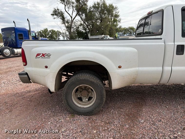image for item FP3097 2004 Ford F350 Super Duty Crew Cab pickup truck