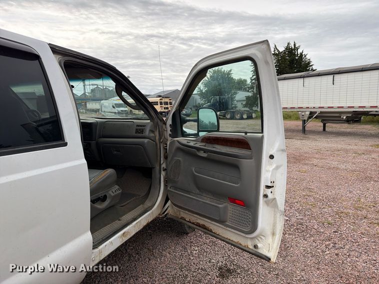image for item FP3097 2004 Ford F350 Super Duty Crew Cab pickup truck