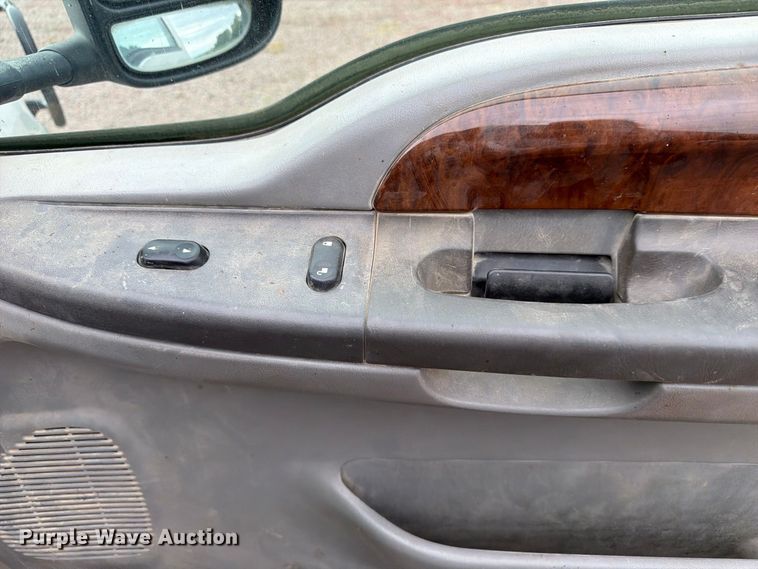 image for item FP3097 2004 Ford F350 Super Duty Crew Cab pickup truck