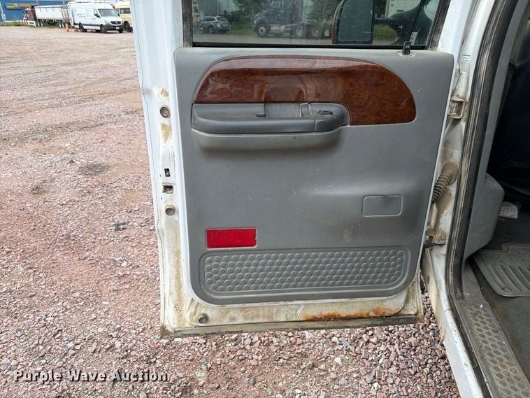 image for item FP3097 2004 Ford F350 Super Duty Crew Cab pickup truck
