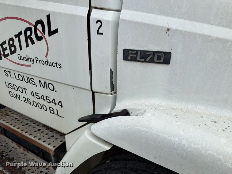 image for item FT6306 2000 Freightliner FL70 box truck