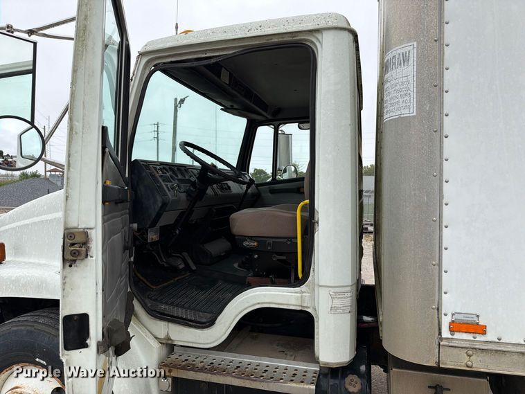 image for item FT6306 2000 Freightliner FL70 box truck