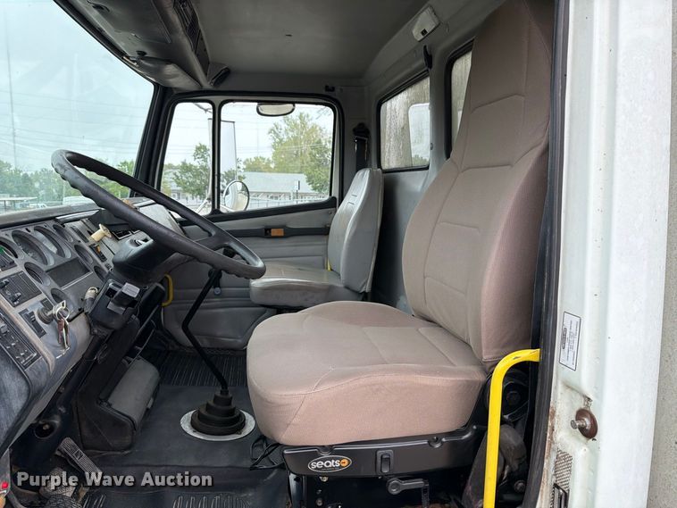 image for item FT6306 2000 Freightliner FL70 box truck