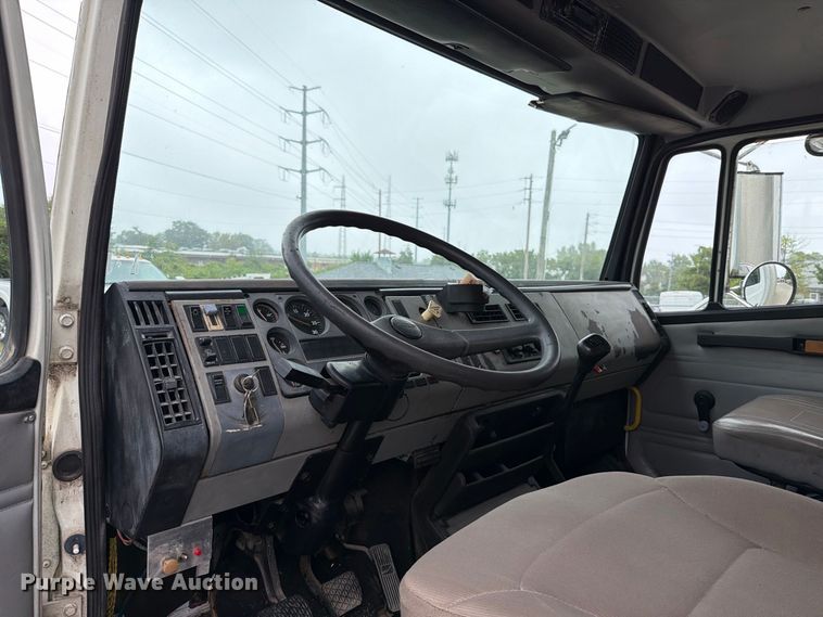 image for item FT6306 2000 Freightliner FL70 box truck