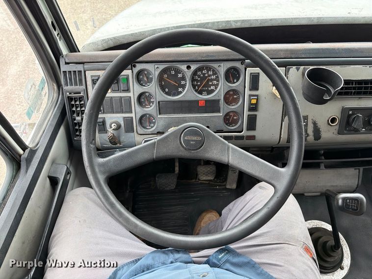 image for item FT6306 2000 Freightliner FL70 box truck