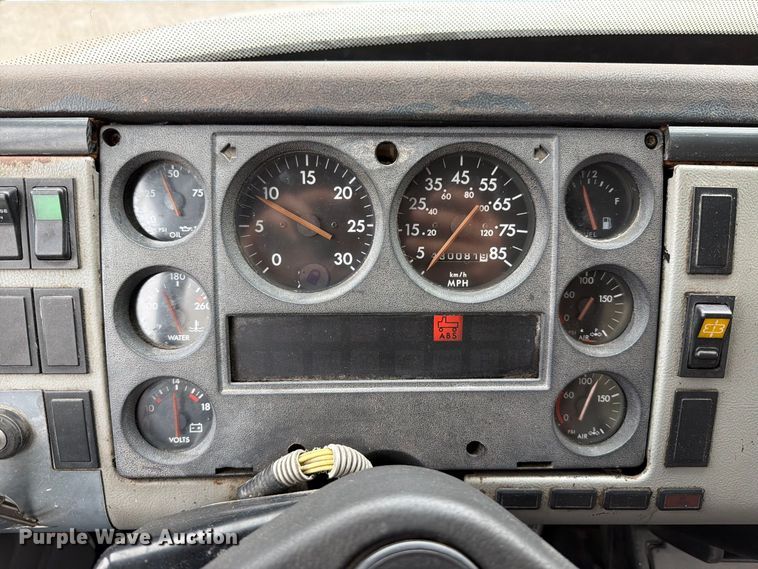 image for item FT6306 2000 Freightliner FL70 box truck