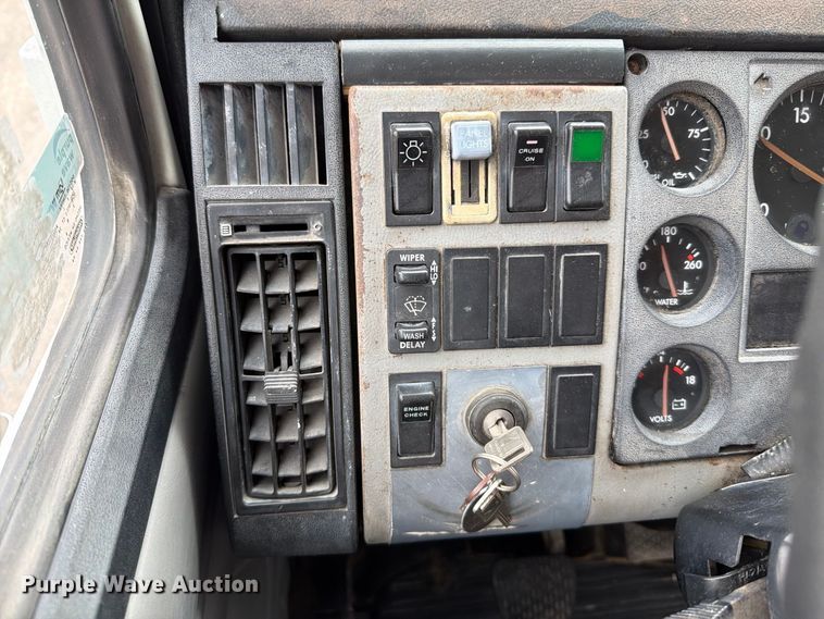 image for item FT6306 2000 Freightliner FL70 box truck
