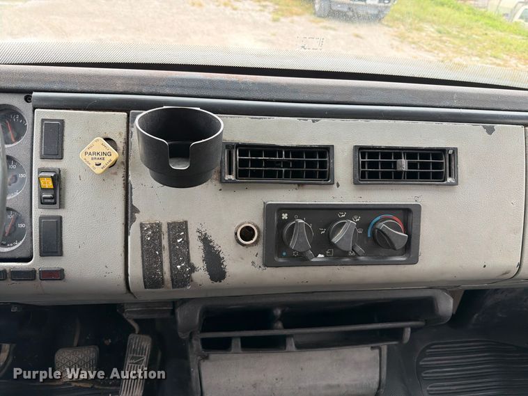 image for item FT6306 2000 Freightliner FL70 box truck