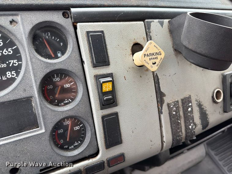 image for item FT6306 2000 Freightliner FL70 box truck