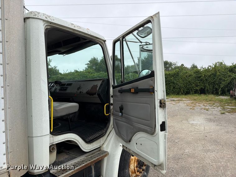 image for item FT6306 2000 Freightliner FL70 box truck