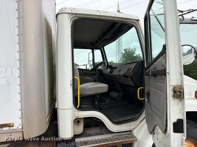 image for item FT6306 2000 Freightliner FL70 box truck
