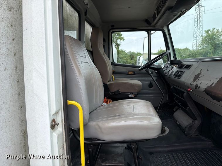 image for item FT6306 2000 Freightliner FL70 box truck