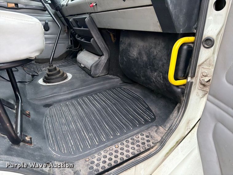image for item FT6306 2000 Freightliner FL70 box truck