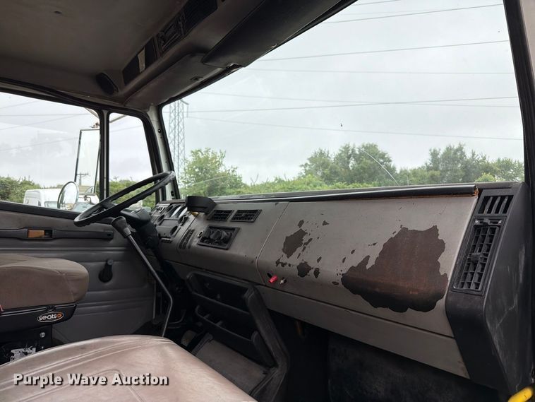 image for item FT6306 2000 Freightliner FL70 box truck