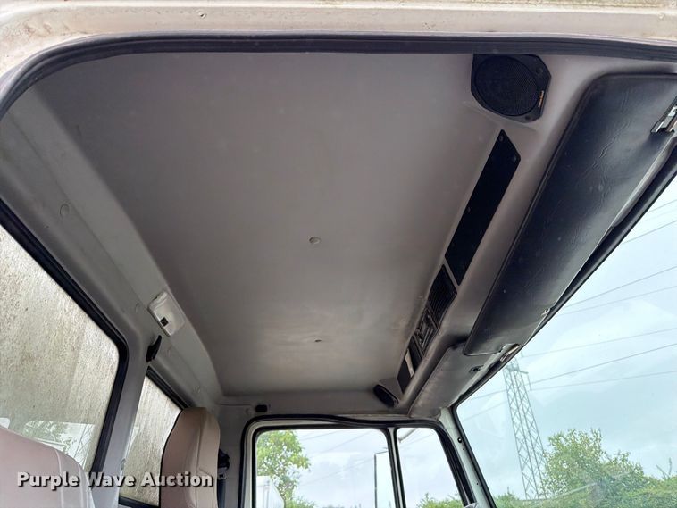 image for item FT6306 2000 Freightliner FL70 box truck