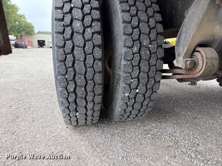 image for item FT6306 2000 Freightliner FL70 box truck