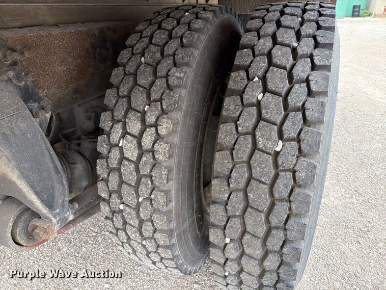 image for item FT6306 2000 Freightliner FL70 box truck