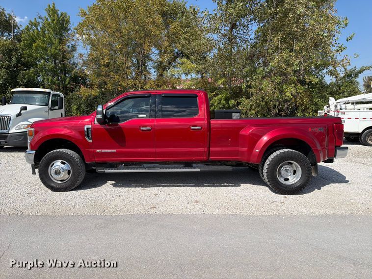 image for item FT6355 2020 Ford F350 Super Duty Crew Cab pickup truck