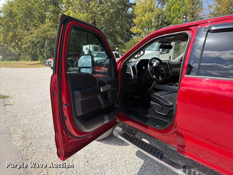 image for item FT6355 2020 Ford F350 Super Duty Crew Cab pickup truck