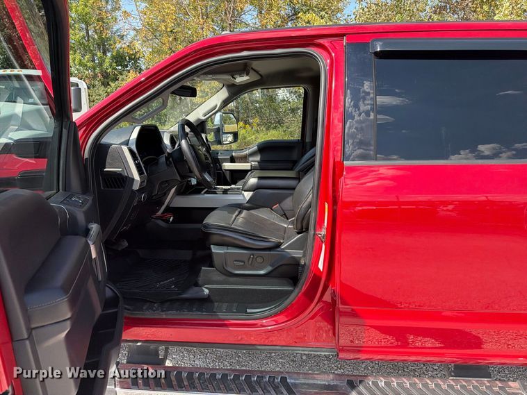 image for item FT6355 2020 Ford F350 Super Duty Crew Cab pickup truck