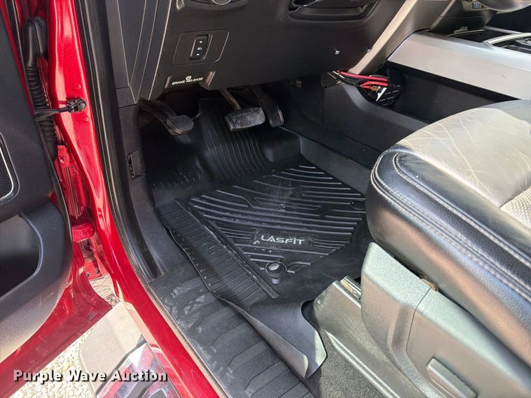 image for item FT6355 2020 Ford F350 Super Duty Crew Cab pickup truck