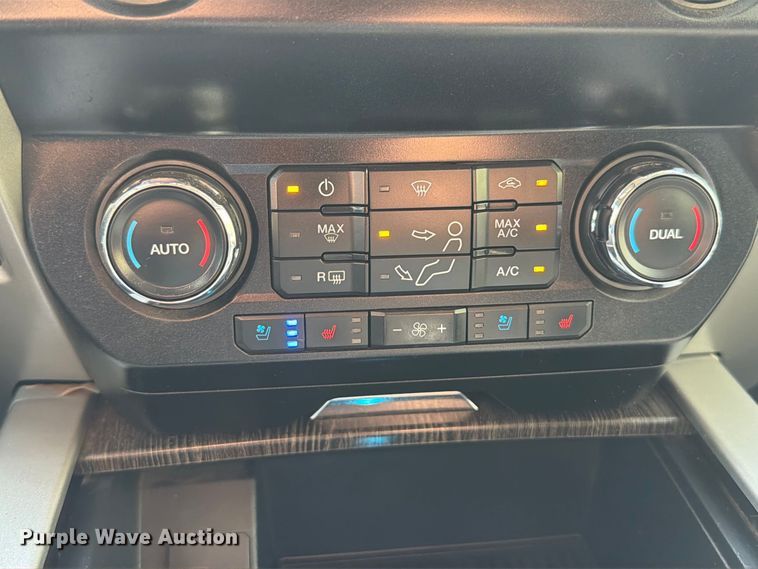 image for item FT6355 2020 Ford F350 Super Duty Crew Cab pickup truck
