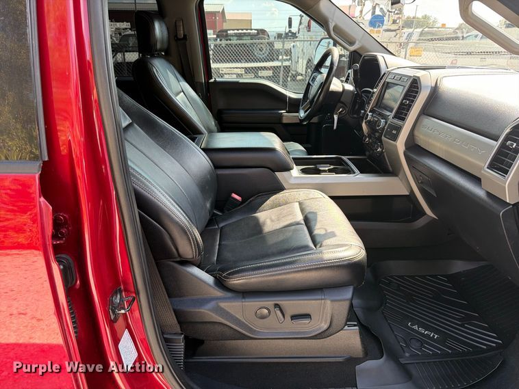 image for item FT6355 2020 Ford F350 Super Duty Crew Cab pickup truck