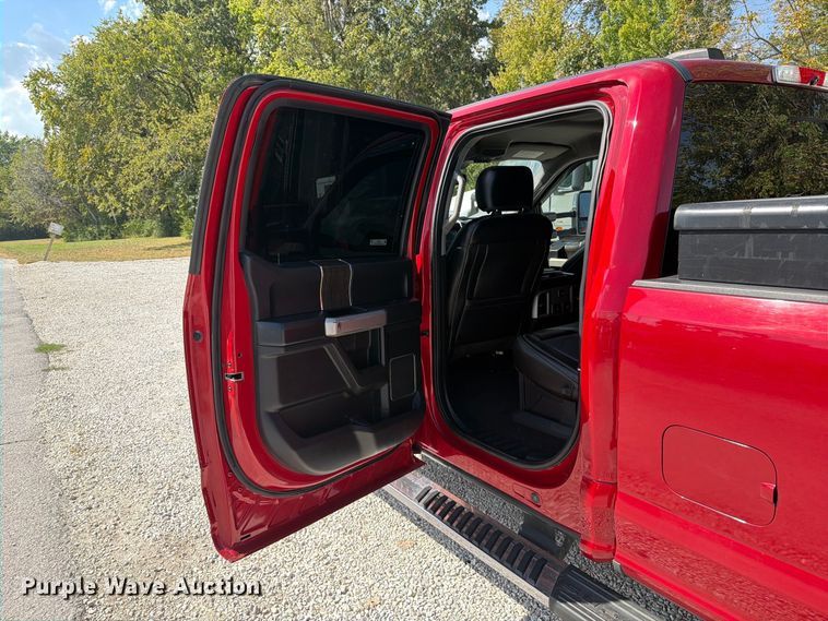 image for item FT6355 2020 Ford F350 Super Duty Crew Cab pickup truck