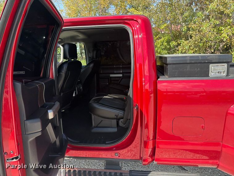 image for item FT6355 2020 Ford F350 Super Duty Crew Cab pickup truck