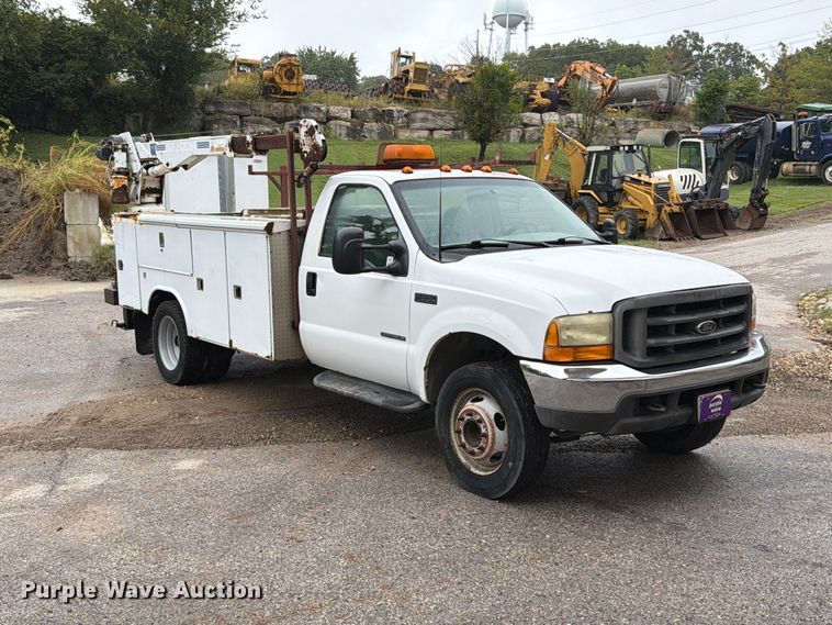 image for item FT6358 2001 Ford F550 Super Duty XL utility / service truck