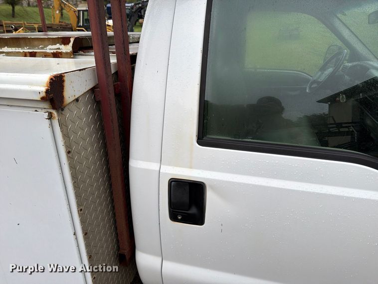 image for item FT6358 2001 Ford F550 Super Duty XL utility / service truck