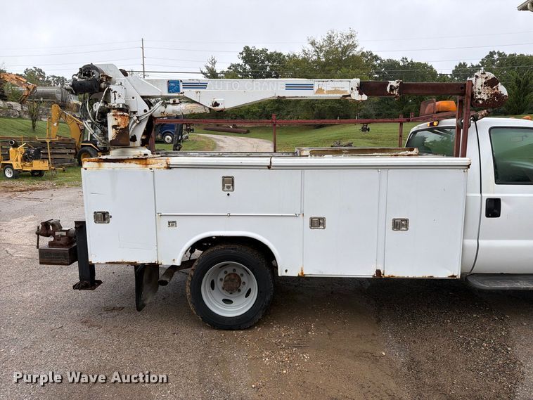 image for item FT6358 2001 Ford F550 Super Duty XL utility / service truck