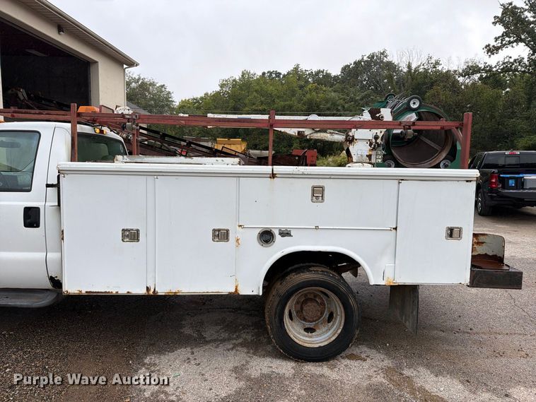 image for item FT6358 2001 Ford F550 Super Duty XL utility / service truck