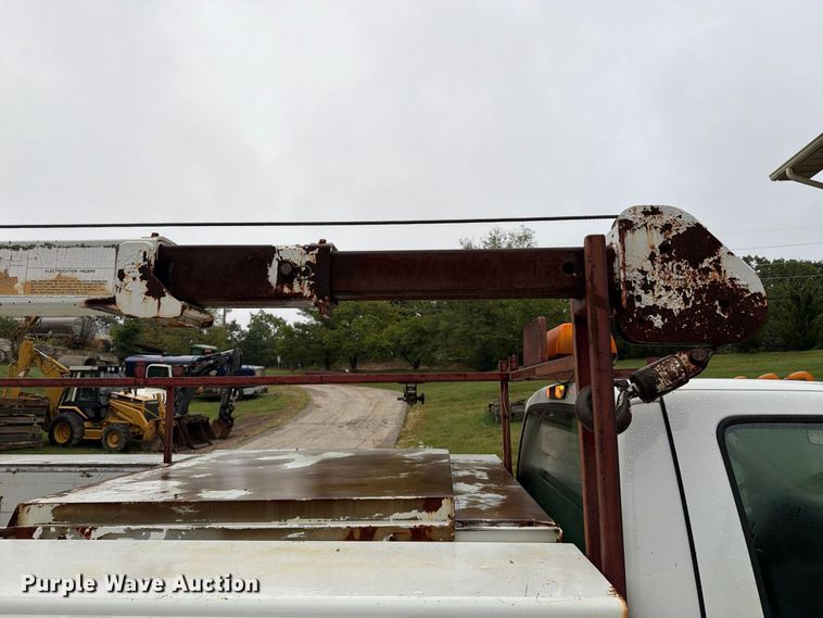 image for item FT6358 2001 Ford F550 Super Duty XL utility / service truck