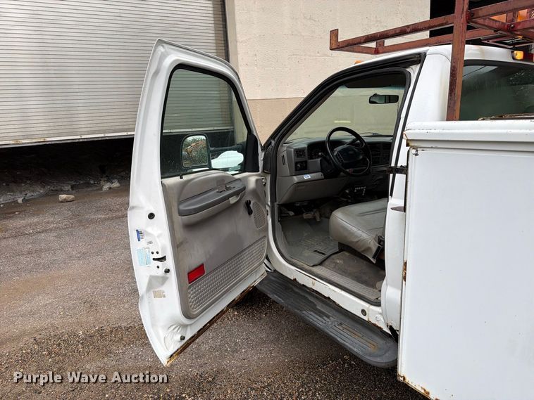 image for item FT6358 2001 Ford F550 Super Duty XL utility / service truck
