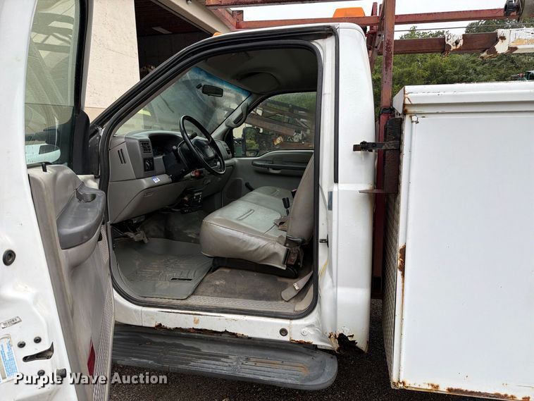 image for item FT6358 2001 Ford F550 Super Duty XL utility / service truck