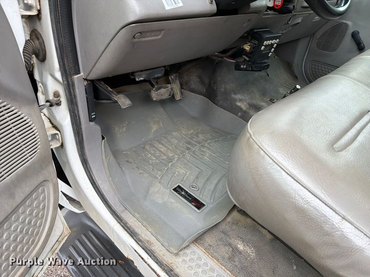 image for item FT6358 2001 Ford F550 Super Duty XL utility / service truck
