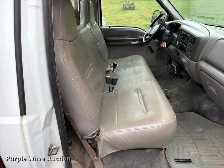 image for item FT6358 2001 Ford F550 Super Duty XL utility / service truck