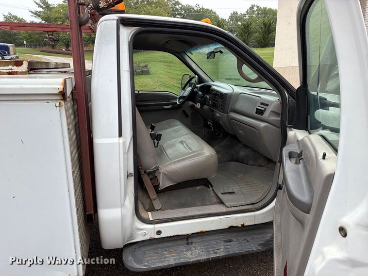 image for item FT6358 2001 Ford F550 Super Duty XL utility / service truck