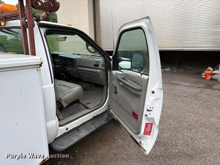 image for item FT6358 2001 Ford F550 Super Duty XL utility / service truck
