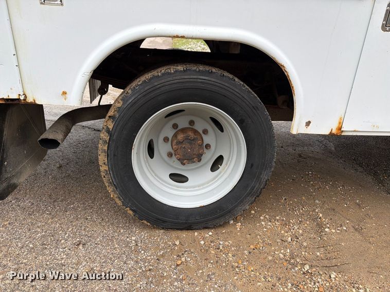 image for item FT6358 2001 Ford F550 Super Duty XL utility / service truck
