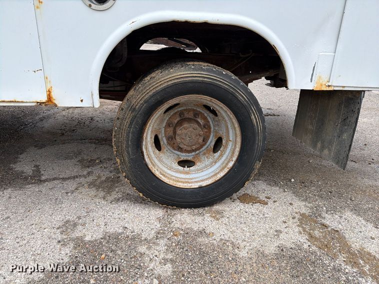 image for item FT6358 2001 Ford F550 Super Duty XL utility / service truck