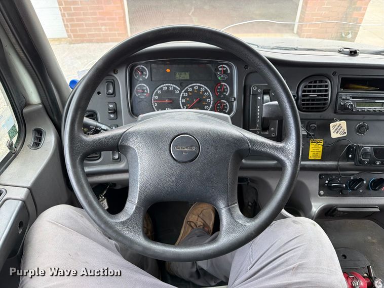 image for item FT6364 2014 Freightliner M2 box truck