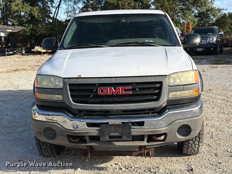 image for item FT6383 2004 GMC Sierra 2500HD pickup truck