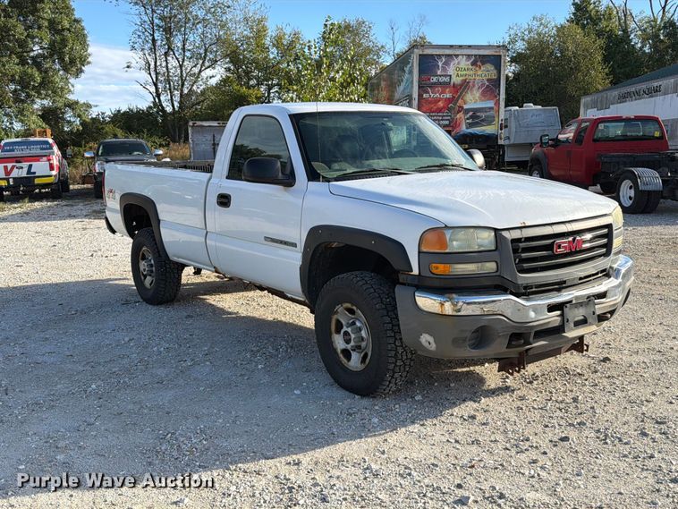 image for item FT6383 2004 GMC Sierra 2500HD pickup truck