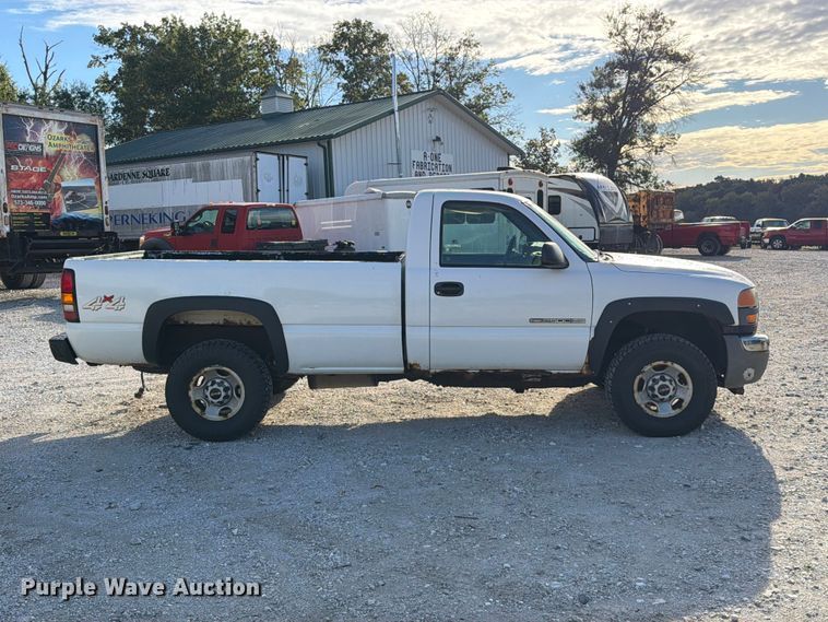 image for item FT6383 2004 GMC Sierra 2500HD pickup truck